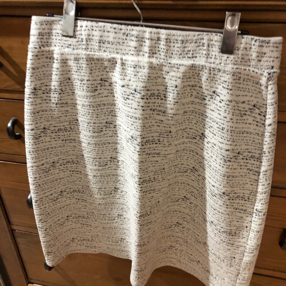 NWT Comfy knit skirt. Off white/ black large
